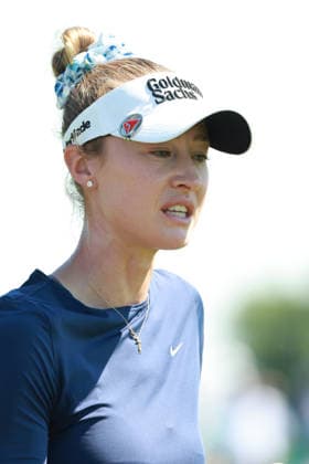 KPMG Women™s PGA, Golf Herren Championship 2026 CHASKA, MINNESOTA - JUNE 27: Nelly Korda of the interacts with her caddie on the 18th hole United States during the third round of the KPMG Women™s PGA Championship 2026 at Hazeltine National Golf Club in Chaska, Minnesota, USA Saturday, June 27, 2026. Chaska Minnesota United States  Copyright: xJorgexLemusx originalFilename:lemus-kpmgwome260627_npKyZ.jpg