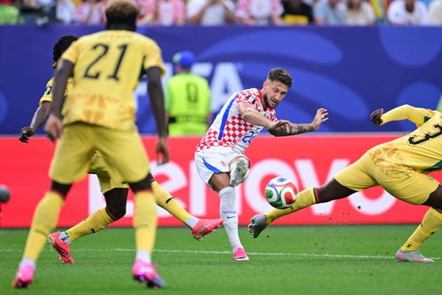 Croatia v Ghana - FIFA World Cup, WM, Weltmeisterschaft, Fussball 2026 - Group L PHILADELPHIA, USA - JUNE 27: Marco Pasalic (24) of Croatia in action against Caleb Yirenkyi (3) of Ghana during the 2026 FIFA World Cup First Stage Group L match between Croatia and Ghana at Lincoln Financial Field (Philadelphia Stadium) in Philadelphia, Pennsylvania, United States on June 27, 2026. Abdulhamid Hosbas Anadolu Pennsylvania United States. Editorial use only. Please get in touch for any other usage.  Copyright: x2026xAnadoluxAbdulhamidxHosbasx