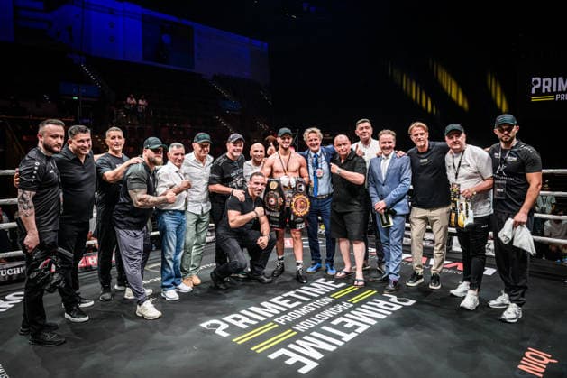 Team Krasniqi freut sich gemeinsam ueber den Sieg nach dem Kampf Ardian Krasniqi (Deutschland) vs. Vinko Zadro (Kroatien) GER, Boxnacht Showdown for Legacy IV, Prime Time Promotion, MHP Arena (Ludwigsburg), Boxen, 27.06.2026 GER, Boxnacht Showdown for Legacy IV, Prime Time Promotion, MHP Arena (Ludwigsburg), Boxen, 27.06.2026 Ludwigsburg *** Team Krasniqi celebrates the victory together after the fight between Ardian Krasniqi (Germany) and Vinko Zadro (Croatia) in Germany, Box Night: Showdown for Legacy IV, Prime Time Promotion, MHP Arena Ludwigsburg, Boxing, June 27, 2026 GER, Boxing Night: Showdown for Legacy IV, Prime Time Promotion, MHP Arena Ludwigsburg, Boxing, June 27, 2026 Ludwigsburg Copyright: xSandyxDinkelackerx EP_SDR