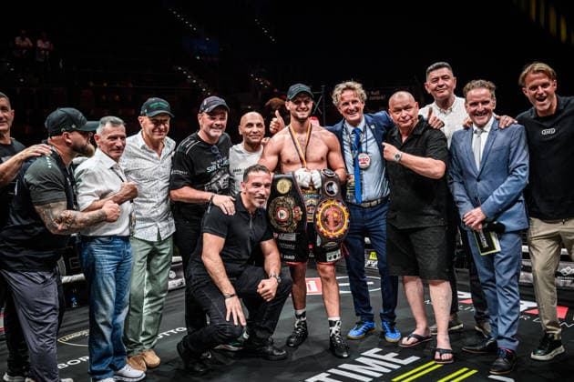 Team Krasniqi freut sich gemeinsam ueber den Sieg nach dem Kampf Ardian Krasniqi (Deutschland) vs. Vinko Zadro (Kroatien) GER, Boxnacht Showdown for Legacy IV, Prime Time Promotion, MHP Arena (Ludwigsburg), Boxen, 27.06.2026 GER, Boxnacht Showdown for Legacy IV, Prime Time Promotion, MHP Arena (Ludwigsburg), Boxen, 27.06.2026 Ludwigsburg *** Team Krasniqi celebrates the victory together after the fight between Ardian Krasniqi (Germany) and Vinko Zadro (Croatia) in Germany, Box Night: Showdown for Legacy IV, Prime Time Promotion, MHP Arena Ludwigsburg, Boxing, June 27, 2026 GER, Boxing Night: Showdown for Legacy IV, Prime Time Promotion, MHP Arena Ludwigsburg, Boxing, June 27, 2026 Ludwigsburg Copyright: xSandyxDinkelackerx EP_SDR