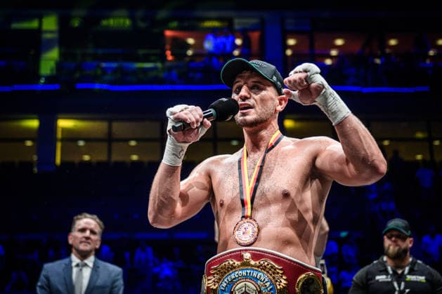 Ardian Krasniqi (Deutschland) spricht zu Fans in der MHP Arena nach Kampf Ardian Krasniqi (Deutschland) vs. Vinko Zadro (Kroatien) GER, Boxnacht Showdown for Legacy IV, Prime Time Promotion, MHP Arena (Ludwigsburg), Boxen, 27.06.2026 GER, Boxnacht Showdown for Legacy IV, Prime Time Promotion, MHP Arena (Ludwigsburg), Boxen, 27.06.2026 Ludwigsburg *** Ardian Krasniqi (Germany) addresses fans at the MHP Arena after the fight between Ardian Krasniqi (Germany) and Vinko Zadro (Croatia) GER, Boxing Night: Showdown for Legacy IV, Prime Time Promotion, MHP Arena Ludwigsburg, Boxing, June 27, 2026 GER, Boxing Night Showdown for Legacy IV, Prime Time Promotion, MHP Arena Ludwigsburg, Boxing, June 27, 2026 Ludwigsburg Copyright: xSandyxDinkelackerx EP_SDR