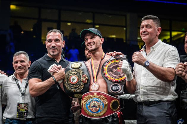 Firat Arslan, Ardian Krasniqi und Onkel Luan Krasniqi - Freude nach Sieg im finalen Kampf Ardian Krasniqi (Deutschland) vs. Vinko Zadro (Kroatien) GER, Boxnacht Showdown for Legacy IV, Prime Time Promotion, MHP Arena (Ludwigsburg), Boxen, 27.06.2026 GER, Boxnacht Showdown for Legacy IV, Prime Time Promotion, MHP Arena (Ludwigsburg), Boxen, 27.06.2026 Ludwigsburg *** Firat Arslan, Ardian Krasniqi, and Uncle Luan Krasniqi celebrate after Ardian Krasniqi s victory in the final bout: Germany vs. Vinko Zadro, Croatia (GER), Boxing Night: Showdown for Legacy IV, Prime Time Promotion, MHP Arena Ludwigsburg, Boxing, June 27, 2026 GER, Boxing Night: Showdown for Legacy IV, Prime Time Promotion, MHP Arena Ludwigsburg, Boxing, June 27, 2026 Ludwigsburg Copyright: xSandyxDinkelackerx EP_SDR