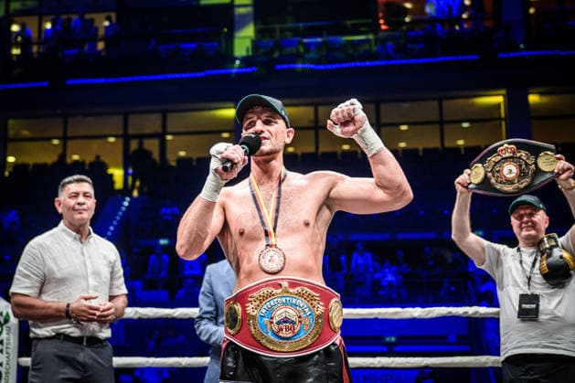 Ardian Krasniqi (Deutschland) spricht zu Fans in der MHP Arena nach Kampf Ardian Krasniqi (Deutschland) vs. Vinko Zadro (Kroatien) GER, Boxnacht Showdown for Legacy IV, Prime Time Promotion, MHP Arena (Ludwigsburg), Boxen, 27.06.2026 GER, Boxnacht Showdown for Legacy IV, Prime Time Promotion, MHP Arena (Ludwigsburg), Boxen, 27.06.2026 Ludwigsburg *** Ardian Krasniqi (Germany) addresses fans at the MHP Arena after the fight between Ardian Krasniqi (Germany) and Vinko Zadro (Croatia) GER, Boxing Night: Showdown for Legacy IV, Prime Time Promotion, MHP Arena Ludwigsburg, Boxing, June 27, 2026 GER, Boxing Night Showdown for Legacy IV, Prime Time Promotion, MHP Arena Ludwigsburg, Boxing, June 27, 2026 Ludwigsburg Copyright: xSandyxDinkelackerx EP_SDR