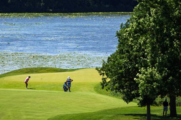 Jenny Shin of the United States chips a shot onto the 16th green during the third round of the 2026 KPMG Women s PGA, Golf Herren Championship at Hazeltine National Golf Club on June 27, 2026 in Chaska, Minnesota. CSM. Chaska USA - ZUMAc04_ 20260627_zma_c04_144 Copyright: xStevenxGarciax