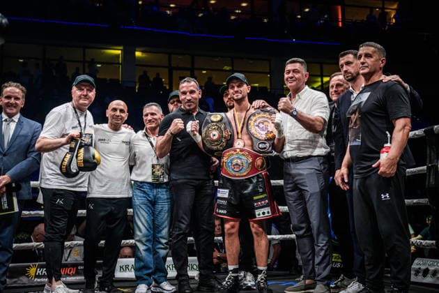 Team Krasniqi nebst Firat Arslan und Onkel Luan Krasniqi - Freude nach Sieg im finalen Kampf Ardian Krasniqi (Deutschland) vs. Vinko Zadro (Kroatien) GER, Boxnacht Showdown for Legacy IV, Prime Time Promotion, MHP Arena (Ludwigsburg), Boxen, 27.06.2026 GER, Boxnacht Showdown for Legacy IV, Prime Time Promotion, MHP Arena (Ludwigsburg), Boxen, 27.06.2026 Ludwigsburg *** Team Krasniqi, along with Firat Arslan and Uncle Luan Krasniqi, celebrate after Ardian Krasniqi s victory in the final bout: Germany vs. Vinko Zadro, Croatia (GER), Boxing Night: Showdown for Legacy IV, Prime Time Promotion, MHP Arena Ludwigsburg, Boxing, June 27, 2026 GER, Boxing Night: Showdown for Legacy IV, Prime Time Promotion, MHP Arena Ludwigsburg, Boxing, June 27, 2026 Ludwigsburg Copyright: xSandyxDinkelackerx EP_SDR