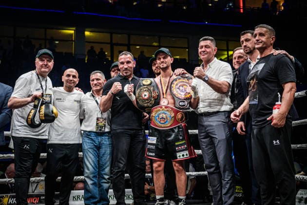 Team Krasniqi nebst Firat Arslan und Onkel Luan Krasniqi - Freude nach Sieg im finalen Kampf Ardian Krasniqi (Deutschland) vs. Vinko Zadro (Kroatien) GER, Boxnacht Showdown for Legacy IV, Prime Time Promotion, MHP Arena (Ludwigsburg), Boxen, 27.06.2026 GER, Boxnacht Showdown for Legacy IV, Prime Time Promotion, MHP Arena (Ludwigsburg), Boxen, 27.06.2026 Ludwigsburg *** Team Krasniqi, along with Firat Arslan and Uncle Luan Krasniqi, celebrate after Ardian Krasniqi s victory in the final bout: Germany vs. Vinko Zadro, Croatia (GER), Boxing Night: Showdown for Legacy IV, Prime Time Promotion, MHP Arena Ludwigsburg, Boxing, June 27, 2026 GER, Boxing Night: Showdown for Legacy IV, Prime Time Promotion, MHP Arena Ludwigsburg, Boxing, June 27, 2026 Ludwigsburg Copyright: xSandyxDinkelackerx EP_SDR