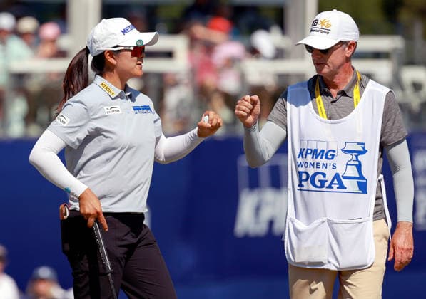 KPMG Women™s PGA, Golf Herren Championship 2026 CHASKA, MINNESOTA - JUNE 27: A Lim Kim of the Republic of Korea celebrates with her caddie after putting on the 18th green during the third round of the KPMG Women™s PGA Championship 2026 at Hazeltine National Golf Club in Chaska, Minnesota, USA Thursday, June 27, 2026. Chaska Minnesota United States  Copyright: xAmyxLemusx originalFilename:lemus-kpmgwome260627_np09P.jpg