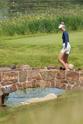 KPMG Women™s PGA, Golf Herren Championship 2026 CHASKA, MINNESOTA - JUNE 27: Nelly Korda of the United States walks over the bridge on the 16th fairway during the third round of the KPMG Women™s PGA Championship 2026 at Hazeltine National Golf Club in Chaska, Minnesota, USA Saturday, June 27, 2026. Chaska Minnesota United States  Copyright: xJorgexLemusx originalFilename:lemus-kpmgwome260627_npeZB.jpg