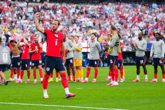 Harry Kane of England salutes the fans after they sing Wonderwall Panama v England, 2026 FIFA World Cup, WM, Weltmeisterschaft, Fussball Group L, Football, New York New Jersey Stadium, East Rutherford, New Jersey, USA - 27 Jun 2026East Rutherford New York New Jersey Stadium New Jersey (NJ) United States of America EDITORIAL USE ONLY No use with unauthorised audio, video, data, fixture lists, club league logos or live services. Online in-match use limited to 120 images, no video emulation. No use in betting, games or single club league player publications.  Copyright: xJavierxGarcia Shutterstockx 16964353eh