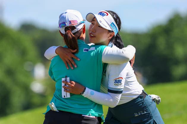 June 27, 2026, Chaska, Minnesota, United States: DONGEUN LEE and NASA HATAOKA embrace after finishing their matchThis is the third day of the 2026 KPMG WomenÃ¢â‚¬â ¢s PGA, Golf Herren Championship at Hazeltine National Golf Course in Chaska Minnesota. Chaska United States - ZUMAt166 20260627_zsp_t166_152 Copyright: xMichaelxTurnerx