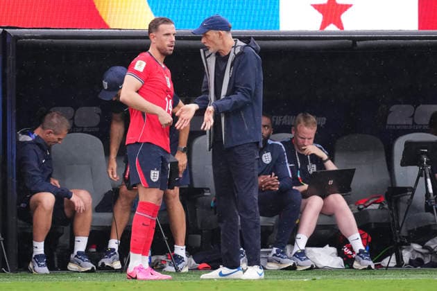 Panama v England: Group L - FIFA World Cup, WM, Weltmeisterschaft, Fussball 2026 Thomas Tuchel, head coach of England, talk to Jordan Henderson of England during the FIFA World Cup 2026 Group L match between Panama and England at New York New Jersey Stadium on June 27, 2026 in East Rutherford, New Jersey. East Rutherford NJ United States  Copyright: xJosexBretonx originalFilename:bretonhernandez-panamave260627_npwG5.jpg
