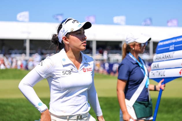Jeeno Thitikul of Thailand looks on after completing her round on the 18th green during the third round of the 2026 KPMG Women s PGA, Golf Herren Championship at Hazeltine National Golf Club on June 27, 2026 in Chaska, Minnesota. CSM. Chaska USA - ZUMAc04_ 20260627_zma_c04_175 Copyright: xStevenxGarciax
