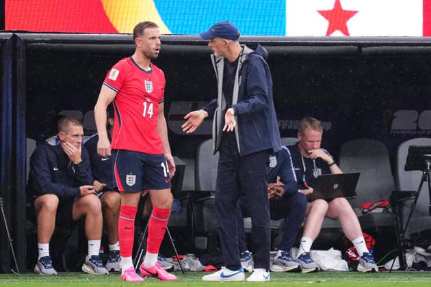 Panama v England: Group L - FIFA World Cup, WM, Weltmeisterschaft, Fussball 2026 Thomas Tuchel, head coach of England, talk to Jordan Henderson of England during the FIFA World Cup 2026 Group L match between Panama and England at New York New Jersey Stadium on June 27, 2026 in East Rutherford, New Jersey. East Rutherford NJ United States  Copyright: xJosexBretonx originalFilename:bretonhernandez-panamave260627_npJGn.jpg