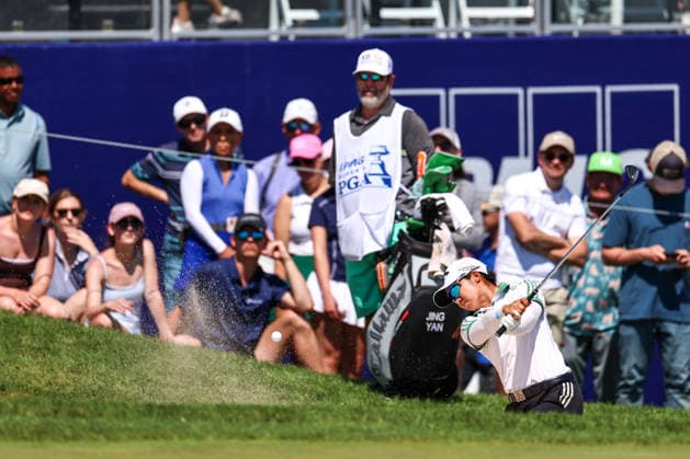 Jing Yan of China plays a bunker shot onto the 18th green during the third round of the 2026 KPMG Women s PGA, Golf Herren Championship at Hazeltine National Golf Club on June 27, 2026 in Chaska, Minnesota. CSM. Chaska USA - ZUMAc04_ 20260627_zma_c04_173 Copyright: xStevenxGarciax