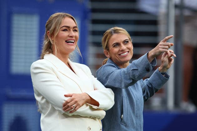 FIFA World Cup, WM, Weltmeisterschaft, Fussball 2026: Panama v England NEW JERSEY, USA - 27th June 2026: TV presenters Laura Woods and Karen Carney enjoy scenes on the big screen after the FIFA World Cup 2026 Group L match between Panama and England at New York New Jersey Stadium New York New York New Jersey Stadium United States of America Copyright: xCraigxMercerx xPeakxActionxPhotosx