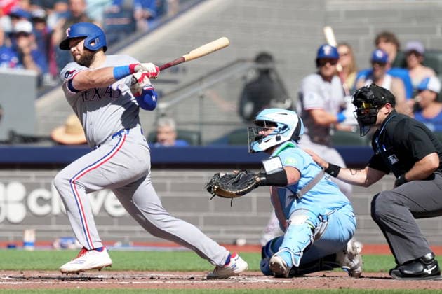 June 27, 2026, Toronto, On, CANADA: Jake Burger, des Rangers du Texas, frappant un simple d un point en 5e aux do pens des Blue Jays le 27 juin 2026, o Toronto. LA PRESSE CANADIENNE Canada News - June 27, 2026  - ZUMAc35_ 20260627_zaf_c35_129 Copyright: xNathanxDenettex