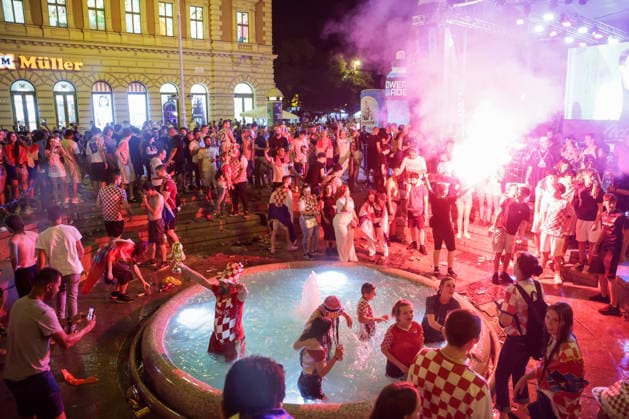 Fans Celebrate Croatia™s Victory at Ban JelaÄ?iÄ‡ Square Fans in Zagreb, Croatia, on June 27, 2026, celebrate Croatia™s victory by jumping into the Mandusevac fountain at Ban Jelacic Square, as scenes of jubilation unfold in the city centre after the FIFA World Cup, WM, Weltmeisterschaft, Fussball 2026 match.  MarkoxSeper PIXSELL