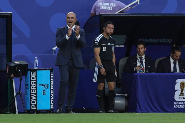 FIFA World Cup, WM, Weltmeisterschaft, Fussball 2026 - Group K - Colombia vs Portugal Portugal s head coach Roberto Martinez (L) applauds his players during the FIFA World Cup 2026 group stage match Colombia against Portugal, in Miami, Florida, USA, 27 June 2026. Miami United States  Copyright: xMIGUELxA.xLOPESx
