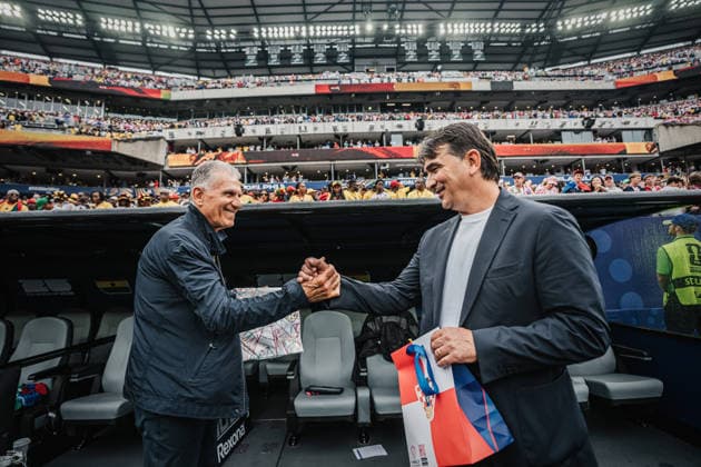 Fußball Herren FIFA Fußball-Weltmeisterschaft 2026 Gruppe L Kroatien vs. Ghana 27.06.2026 v.l. Trainer Carlos Queiroz (Ghana) und Trainer Zlatko Dalic (Kroatien) tauschen Geschenke vor dem Spiel aus Handschlag Philadelphia Philadelphia Stadion Pennsylvania United States of America *** Men s Soccer 2026 FIFA World Cup Group L Croatia vs. Ghana June 27, 2026, Philadelphia, Pennsylvania, United States of America. Coach Carlos Queiroz of Ghana and Coach Zlatko Dalic of Croatia exchange gifts before the game and shake hands at Philadelphia Stadium.