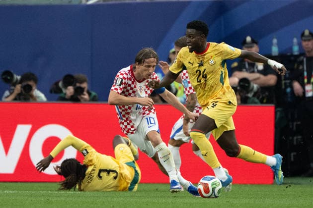 June 27, 2026, Philadelphia, Pa, USA: Ghana forward Ernest Nuamah (24) runs with the ball during FIFA World Cup, WM, Weltmeisterschaft, Fussball Group L match between Croatia and Ghana at Philadelphia Stadium Philadelphia USA - ZUMAc268 20260627_zsp_c268_040 Copyright: xJamesxPatrickxCooperx