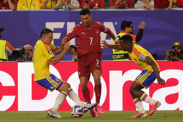 FIFA World Cup, WM, Weltmeisterschaft, Fussball 2026 - Group K - Colombia vs Portugal Cristiano Ronaldo of Portugal (C) in action against Gustavo Puerta (L) and Jhon Arias (R) of Colombia during the FIFA World Cup 2026 group stage match Colombia against Portugal, in Miami, Florida, USA, 27 June 2026. MIAMI United States  Copyright: xCRISTOBALxHERRERA-ULASHKEVICHx