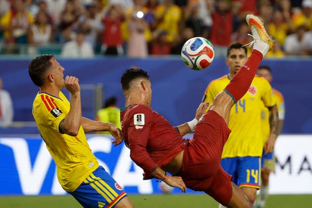 Santiago Arias (L) of Colombia in action against Cristiano Ronaldo of Portugal during the FIFA World Cup, WM, Weltmeisterschaft, Fussball 2026 group stage match Colombia against Portugal at the Hard Rock Stadium in Miami, United States, 27 June 2026. FIFA World Cup 2026 - Group K - Colombia vs Portugal !ACHTUNG: NUR REDAKTIONELLE NUTZUNG!  Copyright: xAlbertoxEstevezx GR7122 0860190013st