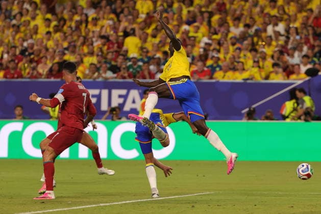 FIFA World Cup, WM, Weltmeisterschaft, Fussball 2026 - Group K - Colombia vs Portugal Cristiano Ronaldo of Portugal (L) in action against Davinson Sanchez of Colombia (R) during the FIFA World Cup 2026 group stage match Colombia against Portugal, in Miami, Florida, USA, 27 June 2026. MIAMI United States  Copyright: xCRISTOBALxHERRERA-ULASHKEVICHx
