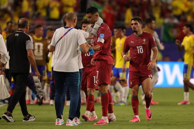FIFA World Cup, WM, Weltmeisterschaft, Fussball 2026 - Group K - Colombia vs Portugal Cristiano Ronaldo of Portugal (C) and his teammate gather for the second hydration break during the FIFA World Cup 2026 group stage match Colombia against Portugal, in Miami, Florida, USA, 27 June 2026. MIAMI United States  Copyright: xCRISTOBALxHERRERA-ULASHKEVICHx