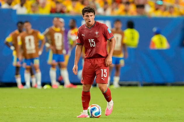 Joao Neves (Portugal) controls the ball during the FIFA World Cup, WM, Weltmeisterschaft, Fussball 2026 Group K match between Colombia and Portugal at Miami Stadium on June 27, 2026 in Miami, United States. (Photo by Alex Gottschalk DeFodi Images) - *** Joao Neves of Portugal controls the ball during the 2026 FIFA World Cup Group K match between Colombia and Portugal at Miami Stadium on June 27, 2026, in Miami, United States. Photo by Alex Gottschalk, DeFodi Images