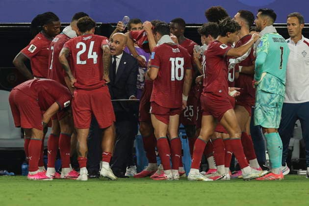 FIFA World Cup, WM, Weltmeisterschaft, Fussball 2026 - Group K - Colombia vs Portugal Portugal s head coach Roberto Martinez (L) speaks with his players at the second hydration break during the FIFA World Cup 2026 group stage match Colombia against Portugal, in Miami, Florida, USA, 27 June 2026. Miami United States  Copyright: xMIGUELxA.xLOPESx