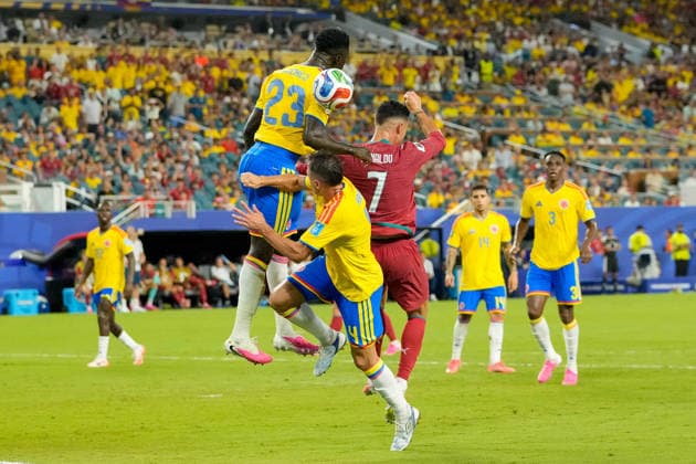 Davinson Sanchez (Colombia), Santiago Arias (Colombia) und Cristiano Ronaldo (Portugal) battle for the ball during the FIFA World Cup, WM, Weltmeisterschaft, Fussball 2026 Group K match between Colombia and Portugal at Miami Stadium on June 27, 2026 in Miami, United States. (Photo by Alex Gottschalk DeFodi Images) - *** Davinson Sánchez (Colombia), Santiago Arias (Colombia), and Cristiano Ronaldo (Portugal) battle for the ball during the 2026 FIFA World Cup Group K match between Colombia and Portugal at Miami Stadium on June 27, 2026, in Miami, United States. Photo by Alex Gottschalk, DeFodi Images