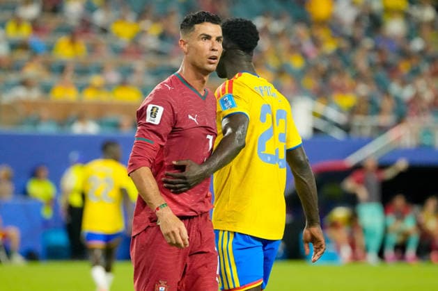 Cristiano Ronaldo (Portugal) und Davinson Sanchez (Colombia) look on during the FIFA World Cup, WM, Weltmeisterschaft, Fussball 2026 Group K match between Colombia and Portugal at Miami Stadium on June 27, 2026 in Miami, United States. (Photo by Alex Gottschalk DeFodi Images) - *** Cristiano Ronaldo of Portugal and Davinson Sanchez of Colombia look on during the 2026 FIFA World Cup Group K match between Colombia and Portugal at Miami Stadium on June 27, 2026, in Miami, United States. Photo by Alex Gottschalk, DeFodi Images