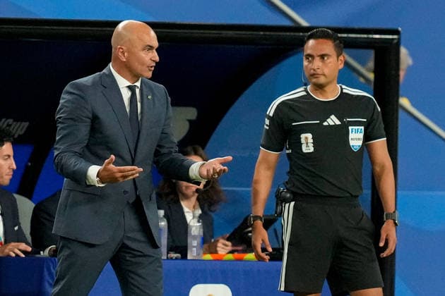 Trainer Roberto Martinez Montoliu (Portugal) und Fourth official Said Martinez look on during the FIFA World Cup, WM, Weltmeisterschaft, Fussball 2026 Group K match between Colombia and Portugal at Miami Stadium on June 27, 2026 in Miami, United States. (Photo by Alex Gottschalk DeFodi Images) - *** Coach Roberto Martinez Montoliu of Portugal and fourth official Said Martinez look on during the 2026 FIFA World Cup Group K match between Colombia and Portugal at Miami Stadium on June 27, 2026, in Miami, United States. Photo by Alex Gottschalk, DeFodi Images