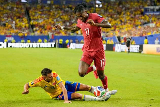 Santiago Arias (Colombia) und Rafael Leao (Portugal) battle for the ball during the FIFA World Cup, WM, Weltmeisterschaft, Fussball 2026 Group K match between Colombia and Portugal at Miami Stadium on June 27, 2026 in Miami, United States. (Photo by Alex Gottschalk DeFodi Images) - *** Santiago Arias of Colombia and Rafael Leao of Portugal battle for the ball during the 2026 FIFA World Cup Group K match between Colombia and Portugal at Miami Stadium on June 27, 2026, in Miami, United States. Photo by Alex Gottschalk, DeFodi Images