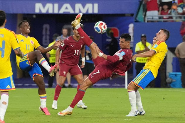 Santiago Arias (R) and Jhon Arias (L) of Colombia in action against Cristiano Ronaldo of Portugal during the FIFA World Cup, WM, Weltmeisterschaft, Fussball 2026 group stage match Colombia against Portugal at the Hard Rock Stadium in Miami, United States, 27 June 2026. FIFA World Cup 2026 - Group K - Colombia vs Portugal !ACHTUNG: NUR REDAKTIONELLE NUTZUNG!  Copyright: xAlbertoxBoalx GR7151 20260628-55020733038_1