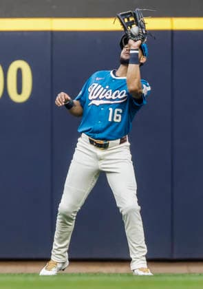Milwaukee Brewers center fielder Blake Perkins catches a fly ball hit by Chicago Cubs catcher Carson Kelly in the fifth inning of the MLB, Baseball Herren, USA game between the Chicago Cubs and the Milwaukee Brewers at American Family Field in Milwaukee, Wisconsin on Saturday, June 27, 2026.  MIL20260627818 TANNENxMAURY