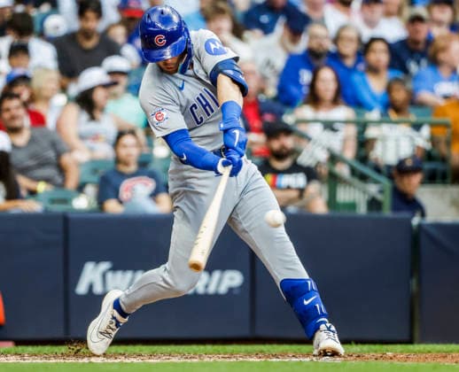 Chicago Cubs second baseman Nico Hoerner hits an RBI double in the sixth inning of the MLB, Baseball Herren, USA game between the Chicago Cubs and the Milwaukee Brewers at American Family Field in Milwaukee, Wisconsin on Saturday, June 27, 2026.  MIL20260627824 TANNENxMAURY