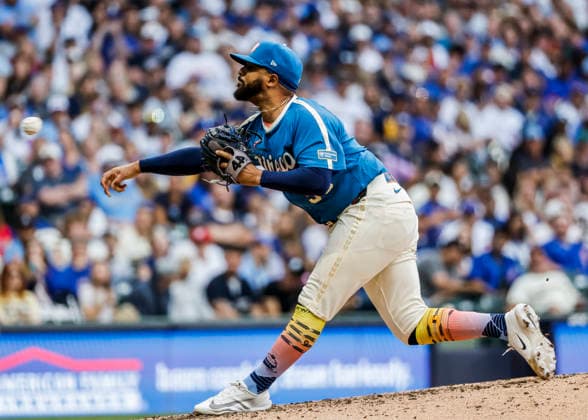 Milwaukee Brewers relief pitcher Grant Anderson throws in the sixth inning of the MLB, Baseball Herren, USA game between the Chicago Cubs and the Milwaukee Brewers at American Family Field in Milwaukee, Wisconsin on Saturday, June 27, 2026.  MIL20260627828 TANNENxMAURY