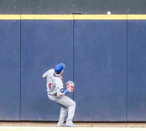 Chicago Cubs center fielder Pete Crow-Armstrong watches a home run ball hit by Milwaukee Brewers left fielder Jackson Chourio in the first inning of the MLB, Baseball Herren, USA game between the Chicago Cubs and the Milwaukee Brewers at American Family Field in Milwaukee, Wisconsin on Saturday, June 27, 2026.  MIL20260627805 TANNENxMAURY