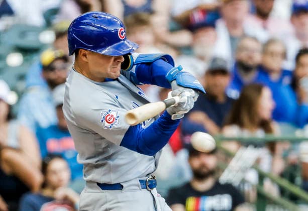 Chicago Cubs right fielder Matt Shaw hits a single in the fourth inning of the MLB, Baseball Herren, USA game between the Chicago Cubs and the Milwaukee Brewers at American Family Field in Milwaukee, Wisconsin on Saturday, June 27, 2026.  MIL20260627813 TANNENxMAURY