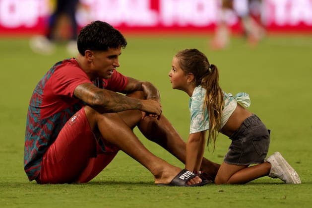 FIFA World Cup, WM, Weltmeisterschaft, Fussball 2026 - Group K - Colombia vs Portugal Joao Cancelo of Portugal sits on the pitch with his daughter after the FIFA World Cup 2026 group stage match Colombia against Portugal, in Miami, Florida, USA, 27 June 2026. MIAMI United States  Copyright: xCRISTOBALxHERRERA-ULASHKEVICHx