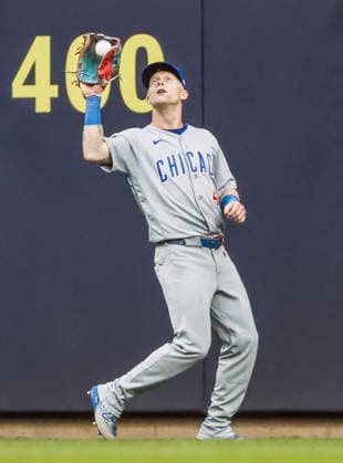 Chicago Cubs center fielder Pete Crow-Armstrong catches a fly ball hit by Milwaukee Brewers second baseman Brice Turang in the sixth inning of the MLB, Baseball Herren, USA game between the Chicago Cubs and the Milwaukee Brewers at American Family Field in Milwaukee, Wisconsin on Saturday, June 27, 2026.  MIL20260627834 TANNENxMAURY
