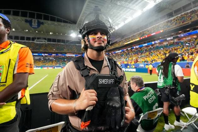 . A sheriff during the FIFA World Cup, WM, Weltmeisterschaft, Fussball 2026 Group K match between Colombia and Portugal at Miami Stadium on June 27, 2026 in Miami, United States. (Photo by Alex Gottschalk DeFodi Images) - *** A sheriff during the 2026 FIFA World Cup Group K match between Colombia and Portugal at Miami Stadium on June 27, 2026, in Miami, United States. Photo by Alex Gottschalk, DeFodi Images