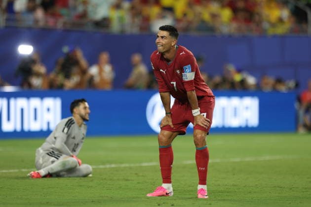 FIFA World Cup, WM, Weltmeisterschaft, Fussball 2026 - Group K - Colombia vs Portugal Cristiano Ronaldo (R) of Portugal looks on during the FIFA World Cup 2026 group stage match Colombia against Portugal, in Miami, Florida, USA, 27 June 2026. Miami United States  Copyright: xMIGUELxA.xLOPESx