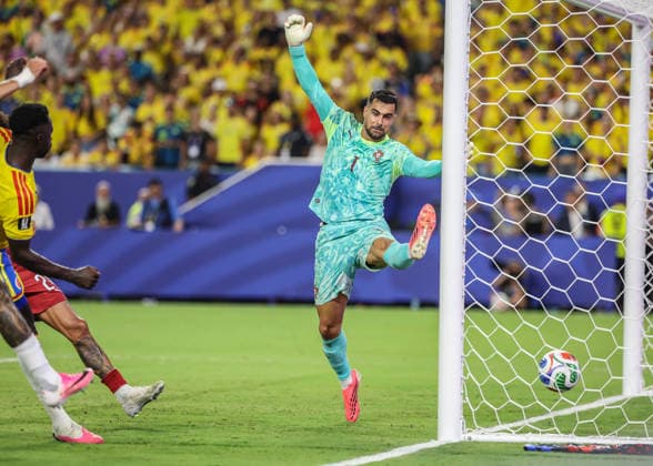 June 27, 2026: The ball goes past Portugal goal keeper Diogo Costa but the goal would be negated by an offsides penalty during the FIFA World Cup, WM, Weltmeisterschaft, Fussball soccer match between Colombia and Portugal at Miami Stadium in Miami,FL. CSM FIFA World Cup 2026: Colombia Vs Portugal JUN 27  - ZUMAc04_ 20260627_zma_c04_354 Copyright: xKylexOkitax
