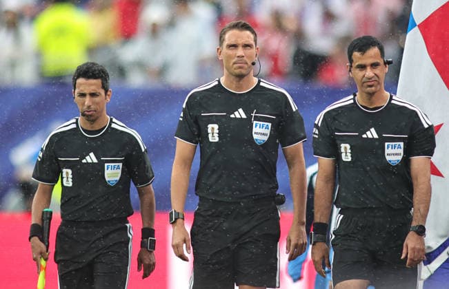 June 27, 2026, Rutherford, New Jersey, USA: The referees enter the pitch before the June 27th FIFA World Cup, WM, Weltmeisterschaft, Fussball 2026 matchup between Panama and England at MetLife Stadium in East Rutherford, New Jersey. FIFA World Cup 2026: Panama 0:2 England  - ZUMAs325 20260627_zsp_s325_020 Copyright: xJessxStilesx