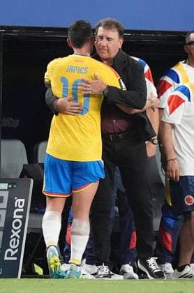 James Rodriguez hugs Nestor Lorenzo Manager Head Coach of Colombia after being substituted Colombia v Portugal, 2026 FIFA World Cup, WM, Weltmeisterschaft, Fussball Group K, Football, Miami Stadium, Miami, Florida, USA - 27 Jun 2026Miami Miami Stadium Florida (FL) United States of America EDITORIAL USE ONLY No use with unauthorised audio, video, data, fixture lists, club league logos or live services. Online in-match use limited to 120 images, no video emulation. No use in betting, games or single club league player publications.  Copyright: xIsmaelxAdnan Shutterstockx 16964358cg