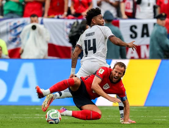 June 27, 2026: England forward Harry Kane (9) and Panama midfielder Carlos Harvey (14) collide during a FIFA World Cup, WM, Weltmeisterschaft, Fussball match between Panama and England at New York New Jersey Stadium in East Rutherford, NJ. CSM FIFA World Cup 2026: Panama V England JUN 27  - ZUMAc04_ 20260627_zma_c04_384 Copyright: xMikexLangishx