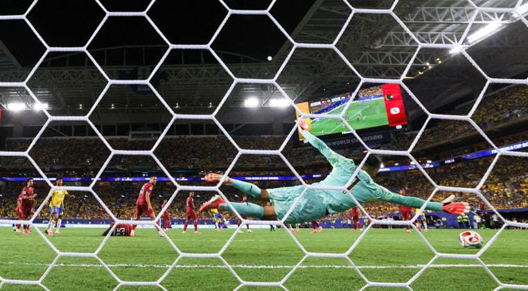 (260628) -- MIAMI, June 28, 2026 -- Diogo Costa, goalkeeper of Portugal, jumps to save the ball during the group K match between Colombia and Portugal at the 2026 FIFA World Cup, WM, Weltmeisterschaft, Fussball at Miami Stadium, Miami, the United States, June 27, 2026. ) (SP)U.S.-MIAMI-FOOTBALL-FIFA WORLD CUP-GROUP K-COL VS POR XuxZijian 