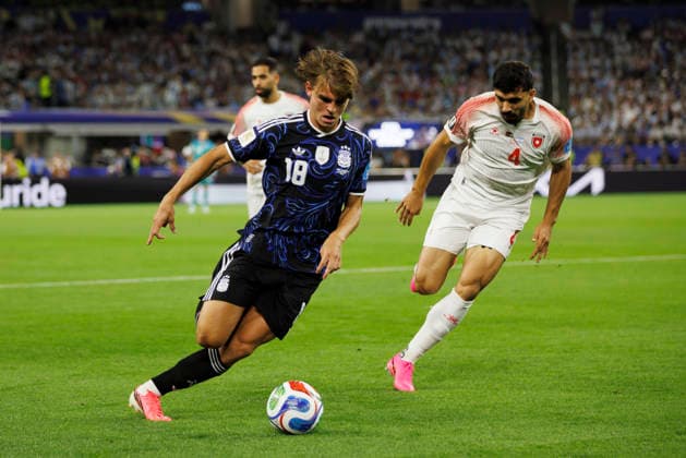 Nico Paz and Husam Ali Mohammad Abudahab seen during FIFA World Cup, WM, Weltmeisterschaft, Fussball 2026 game between national teams of Jordan and Argentina (Grzegorz Wajda Ball Raw Images) Arlington Dallas Stadium USA Copyright: xGrzegorzxWajdax grzegorzwajda_jordan_argentina_2526_5-20